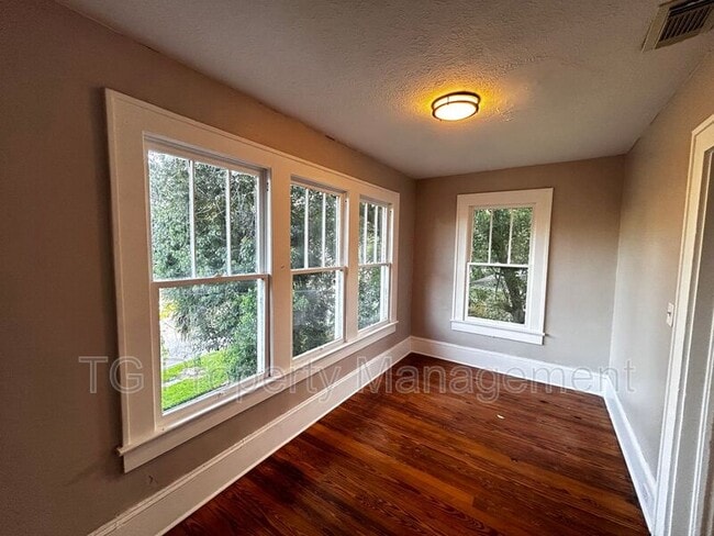 Building Photo - 2561 Rosselle St