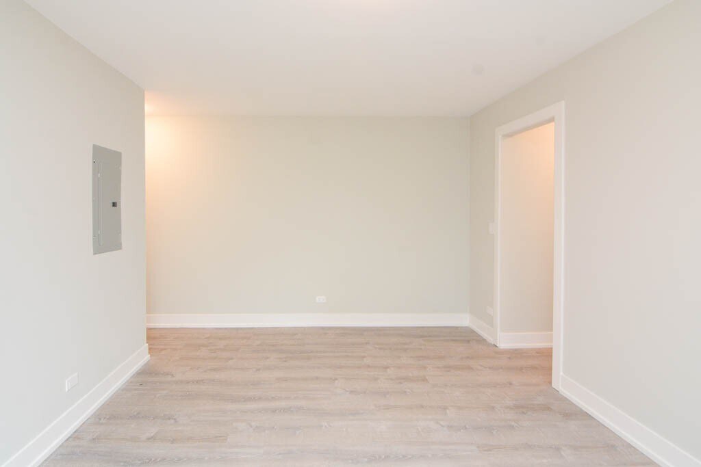 Building Photo - 533 W Surf St