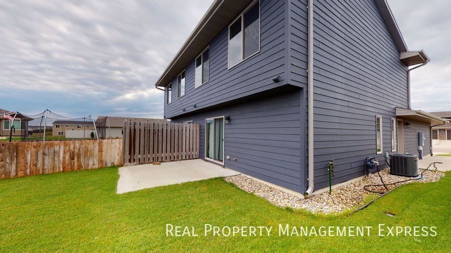 Building Photo - 3 Bedroom 1.5 Bathroom Townhome w/ Double Stall Attached Garage on the West side of Sioux Falls