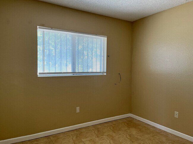 Building Photo - 10443 Cimerron Trail Dr