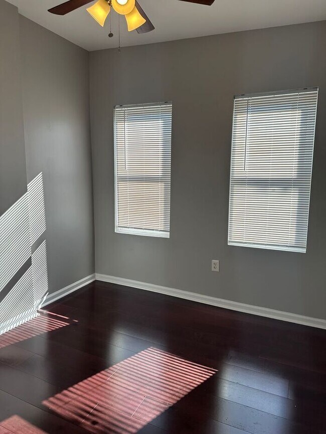 Building Photo - 4 bedrooms