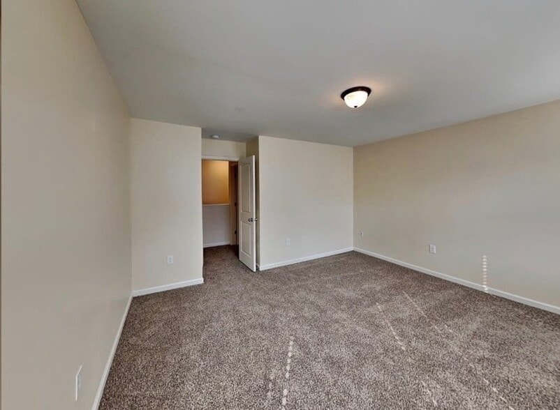 Building Photo - 2495 Valley Creek Dr