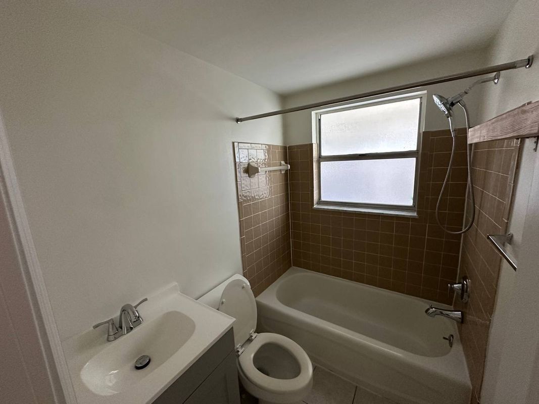 Building Photo - 453 90th Ave N