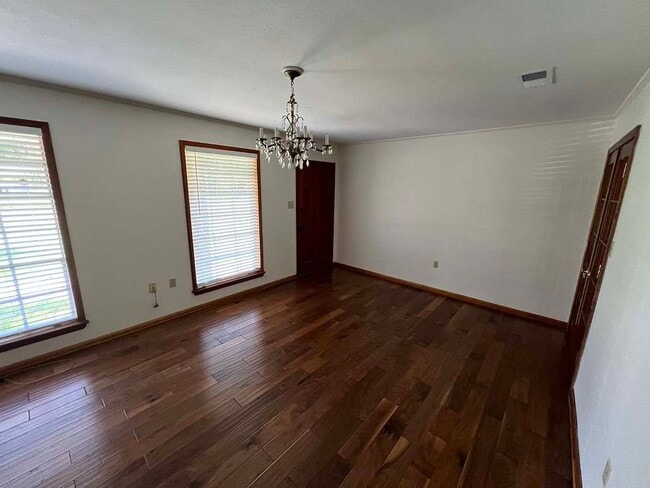 Building Photo - Baker's Historic Buffwood Subdivision, 3 bedroom, 2 bath home loaded with amenities