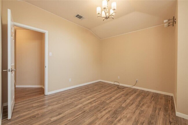 Building Photo - No Carpet! Tons of Space! Beautiful backyard with large covered patio!