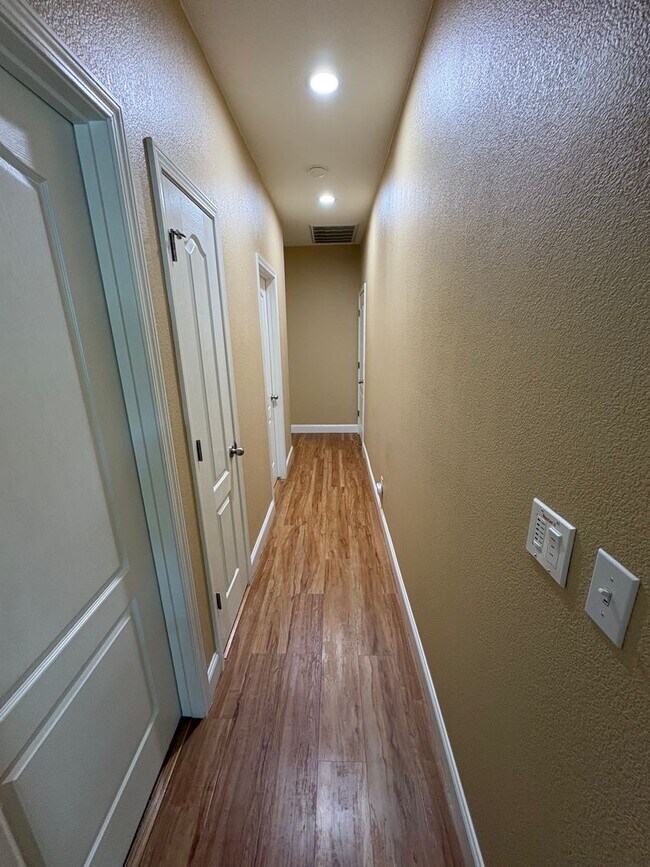 Building Photo - NW Visalia Available Now!