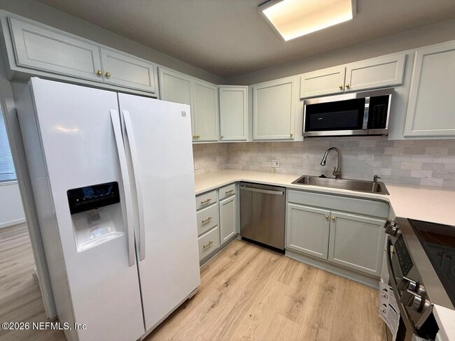 Building Photo - 222 7th St