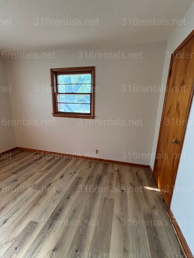 Building Photo - 2 bed 1 bath house available!