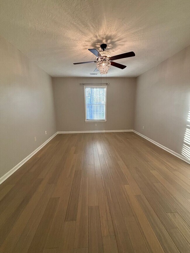 Building Photo - AVAILABLE NOW- LOW MAINTENANCE, MOVE-IN READY PATIO HOME IN NE COLUMBIA!!