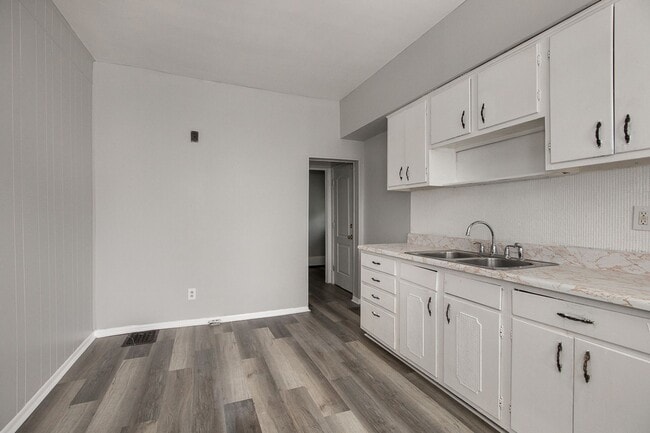 Building Photo - 3910 Carlyle Ave