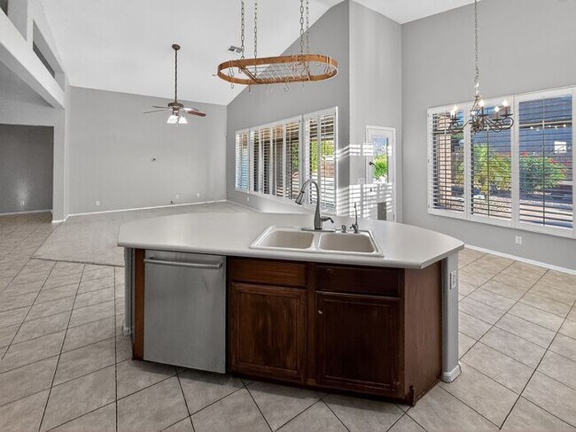 Building Photo - Charming 4 Bedrooms/ 3.5 Bath Home in Desirable Fox Crossing!!