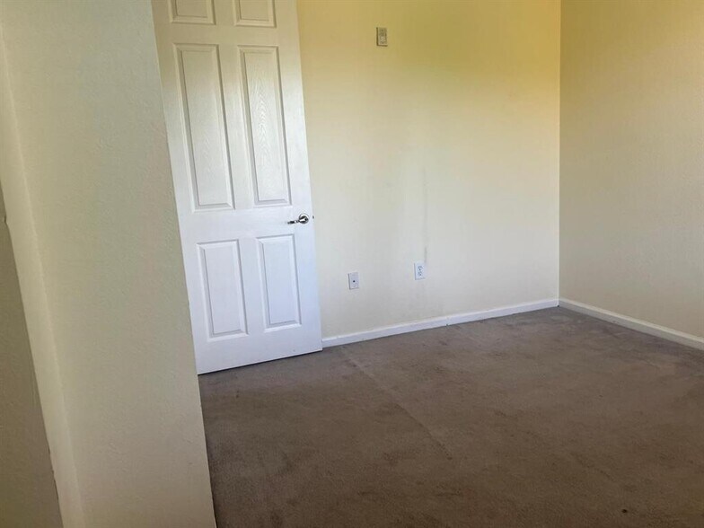Building Photo - 3500 Oaks Clubhouse Dr