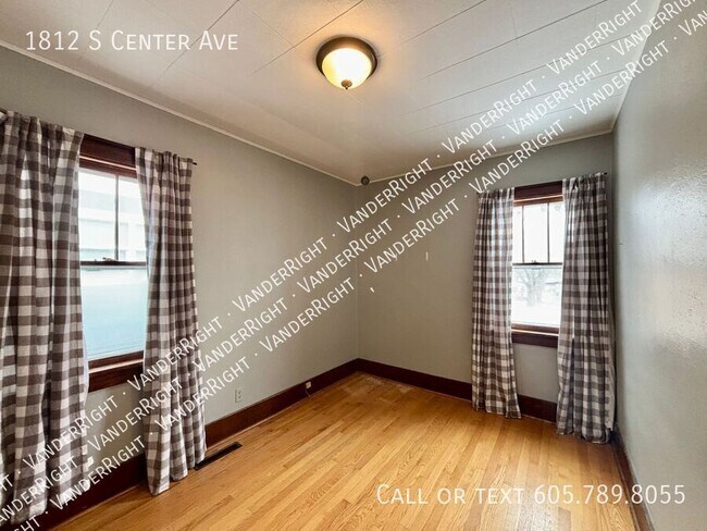 Building Photo - 1812 S Center Ave