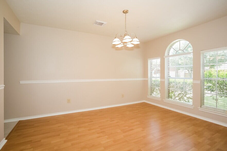 Building Photo - 8234 Worthington Dr