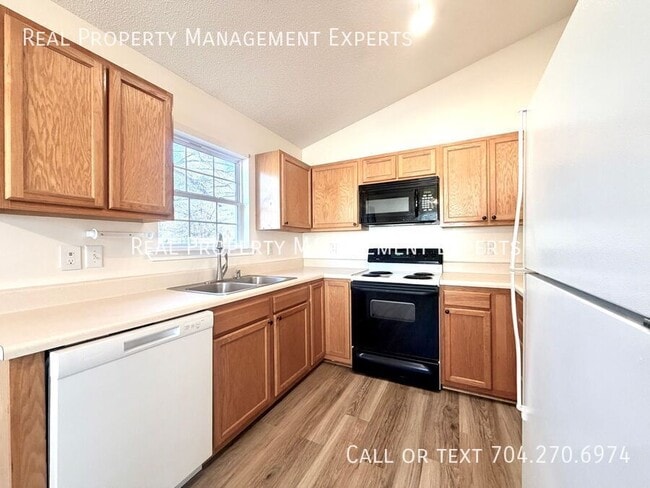 Building Photo - 123 Garden St