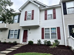 Building Photo - Lovely 3 bedroom 2.5 Bath Townhome