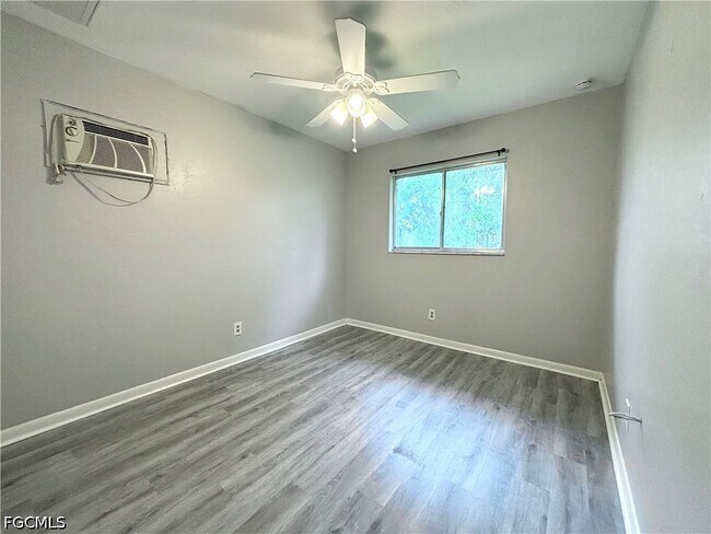 Building Photo - 1720 SE Santa Barbara Pl