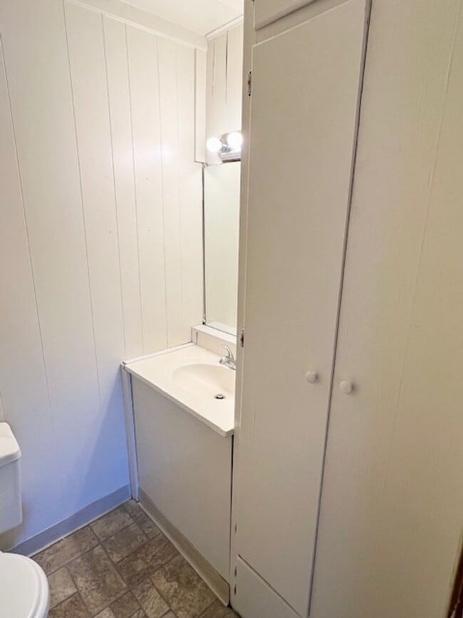 Building Photo - Updated Studio Apt. With All Utilities Included