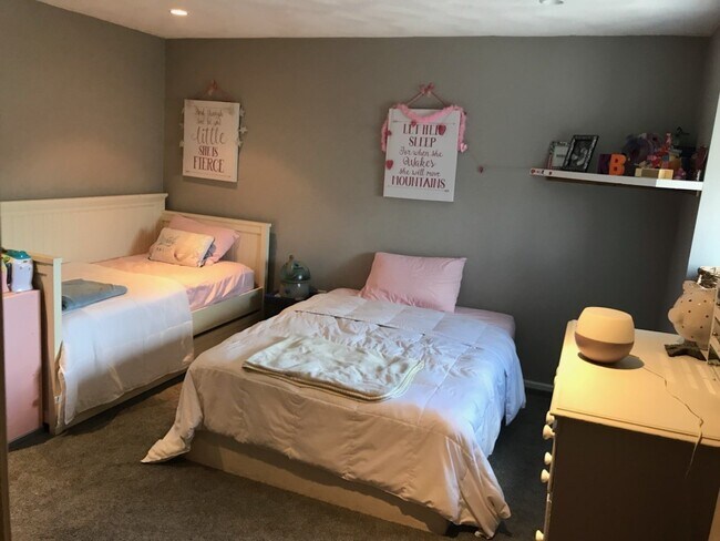 Building Photo - Stunning 2 Bd 2 Bath Townhouse in Wakefield w 2 parking spaces