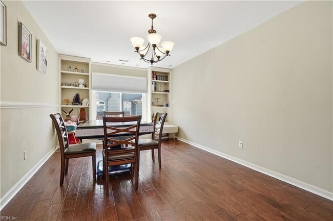 Building Photo - 1721 Chestwood Dr