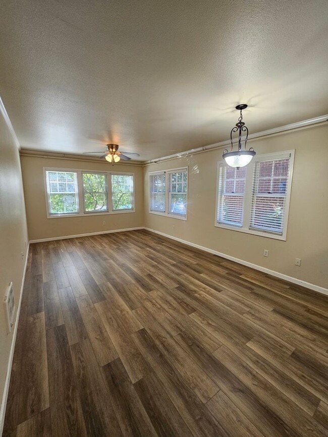 Building Photo - Charming 1 Bedroom, 1 Bath Large Apt in In...