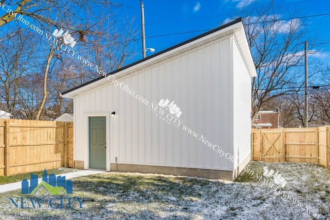 Building Photo - 2 Bedroom, 1.5 Bathroom Home! Recently Built!