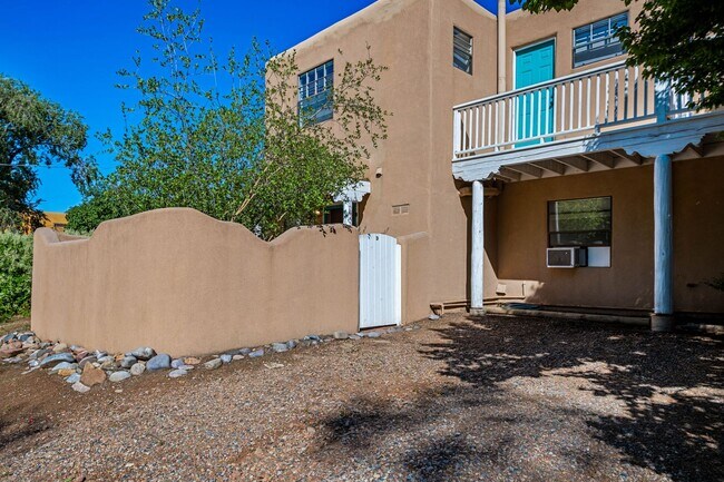 Building Photo - 1 MO. FREE RENT! Snug One-Bedroom on Histo...