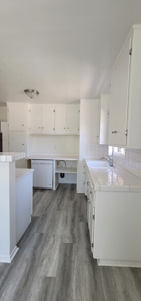 Building Photo - 25610 Oak St