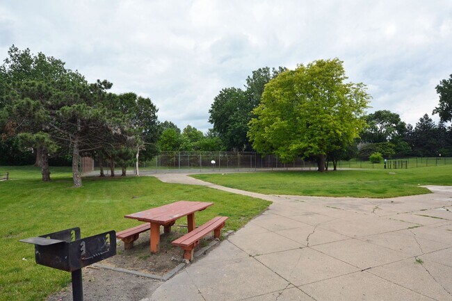 Building Photo - Spacious 3-Bed 1-Bath Condo For Rent in Eagan!