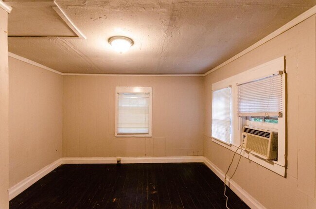 Building Photo - 160 Burney St