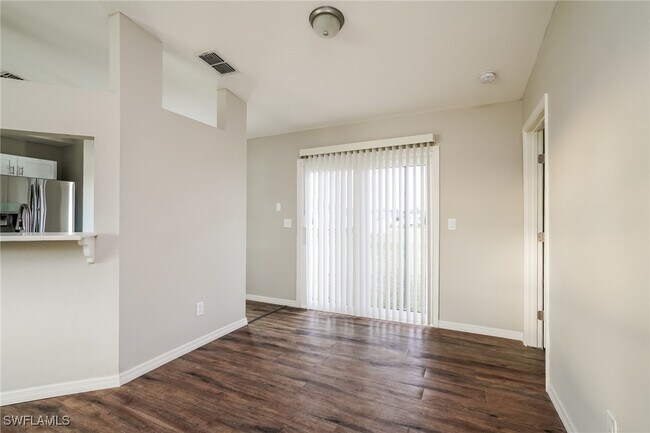 Building Photo - 902 SW 11th Ct