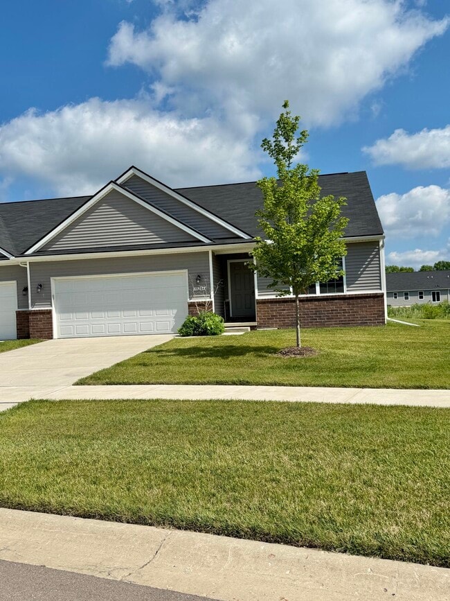 Building Photo - 10284 Swan Lake Cir