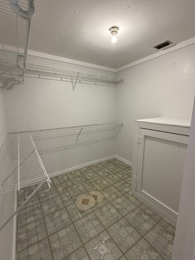 Building Photo - 2/1 Florida charm home in the heart of Palm Springs!