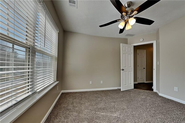 Building Photo - 405 Aristocrat Dr SW