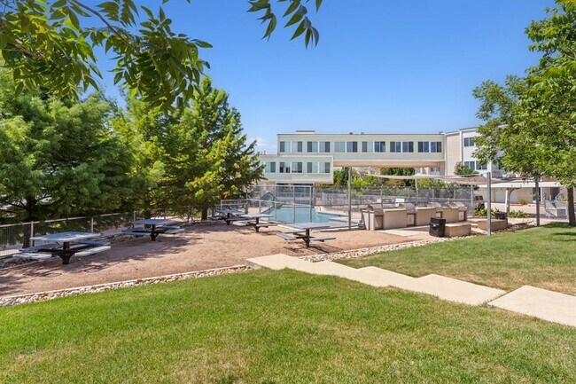 Building Photo - 604 N Bluff Dr