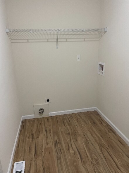 Building Photo - 60 Westhampton Ct
