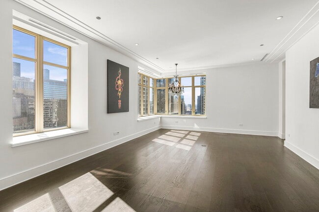 Building Photo - 118 E Erie St