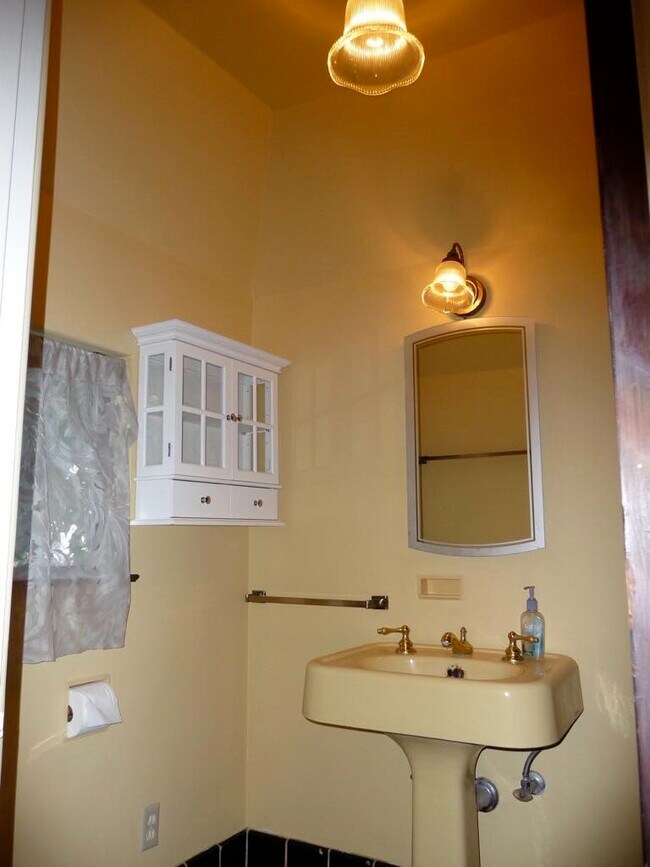 Building Photo - 2057 N Las Palmas Ave