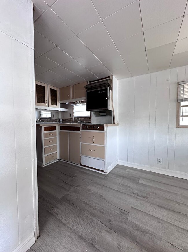 Building Photo - 1/1 Mobile Home - Rent to own - Zephyrhills, FL