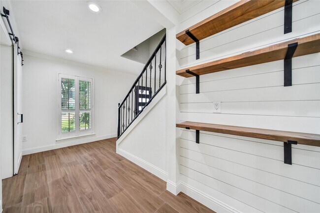Building Photo - 950 Del Norte St