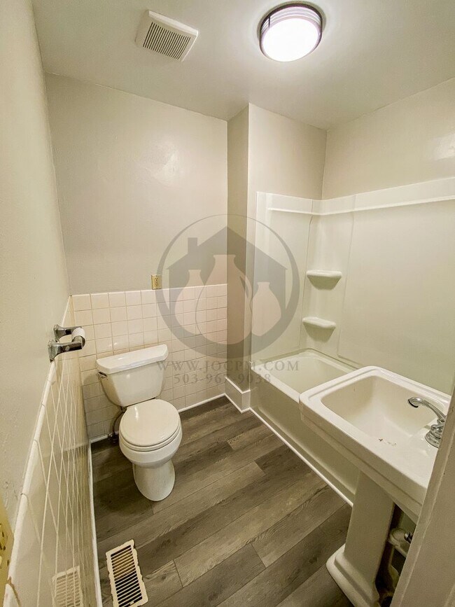 Building Photo - Cute Bungalow in NE Salem - Available Now