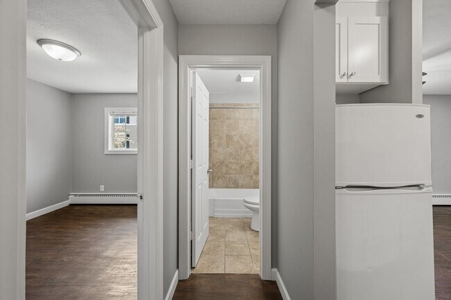 Building Photo - Spacious 1BR/1Bath apartment Available Ear...