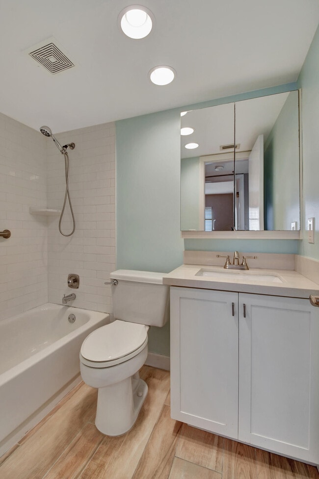 Building Photo - 4640 Lucerne Lakes Blvd W