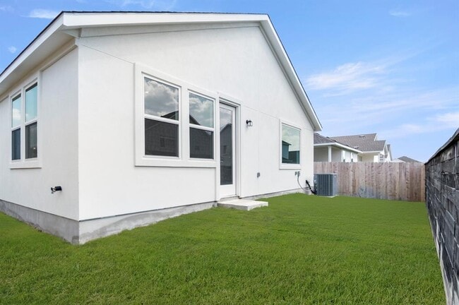 Building Photo - 1012 Yaupon Holly Dr