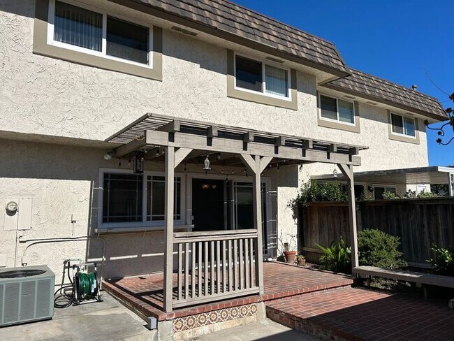 Building Photo - FANTASTIC 3BD TOWNHOUSE FOR LEASE!
