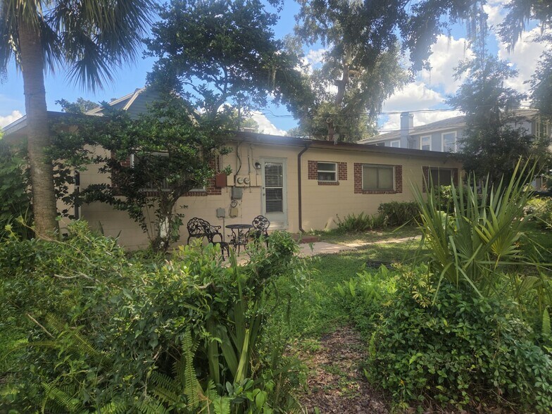 Side yard and additional patio - 1010 Delaney Ave