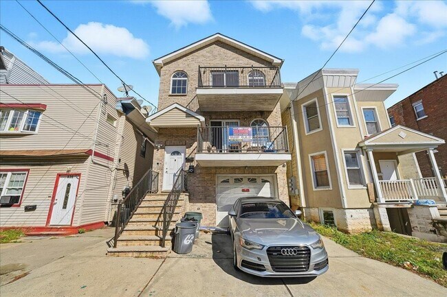 Building Photo - 624 Bramhall Ave