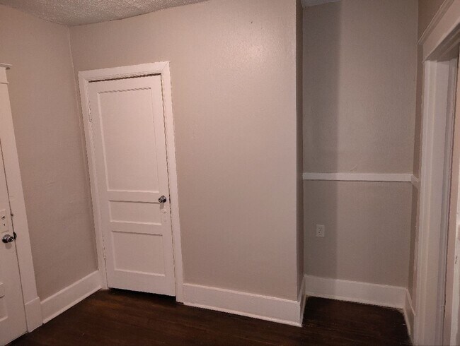 Building Photo - Move-in Special! 1/2 off first month's rent!