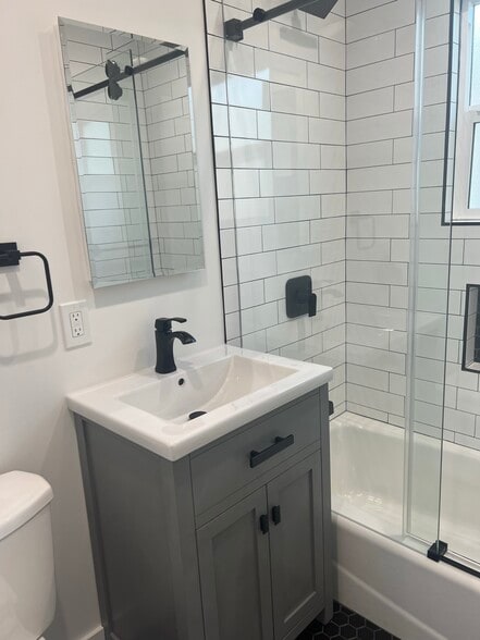 Building Photo - 1605-1/2 Blossom Lane