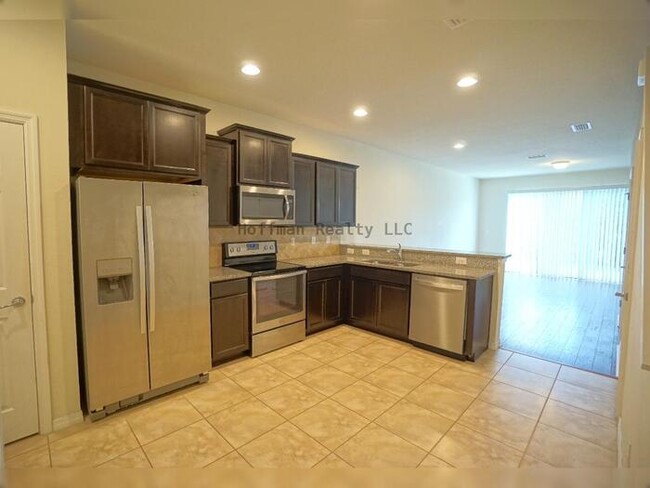 Building Photo - 2-bedroom, 2.5-bath, 1-car garage Townhous...